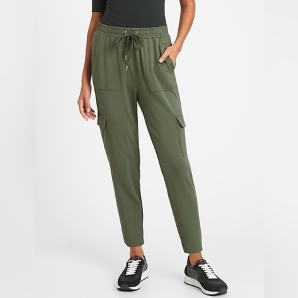 Banana Republic Size M/26” Inseam Dark Olive Trousers Cargo Pants Women’s Size M